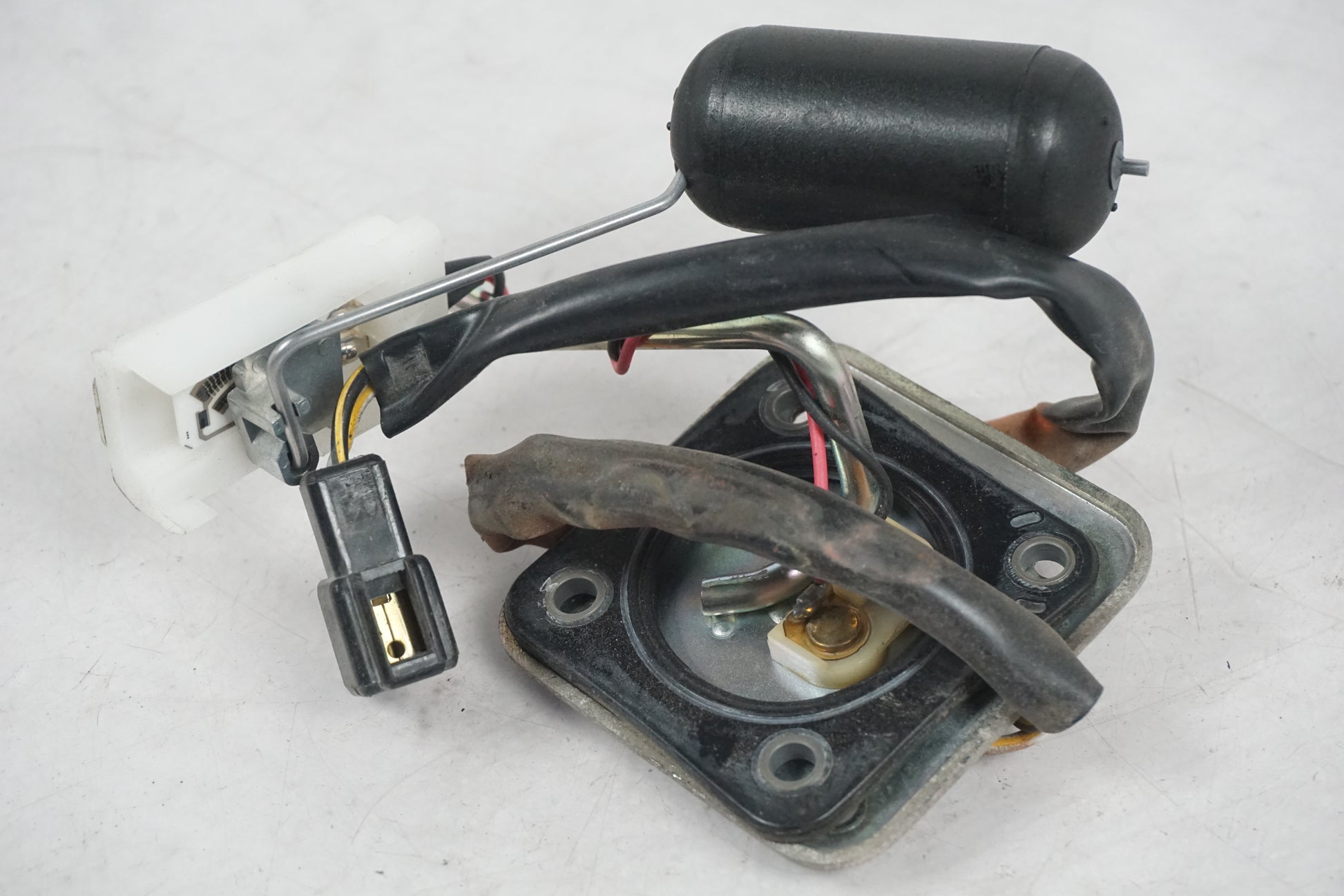 Baksidan på Bensintankgivare från en Kawasaki ER-6N -2010 motorcykel.