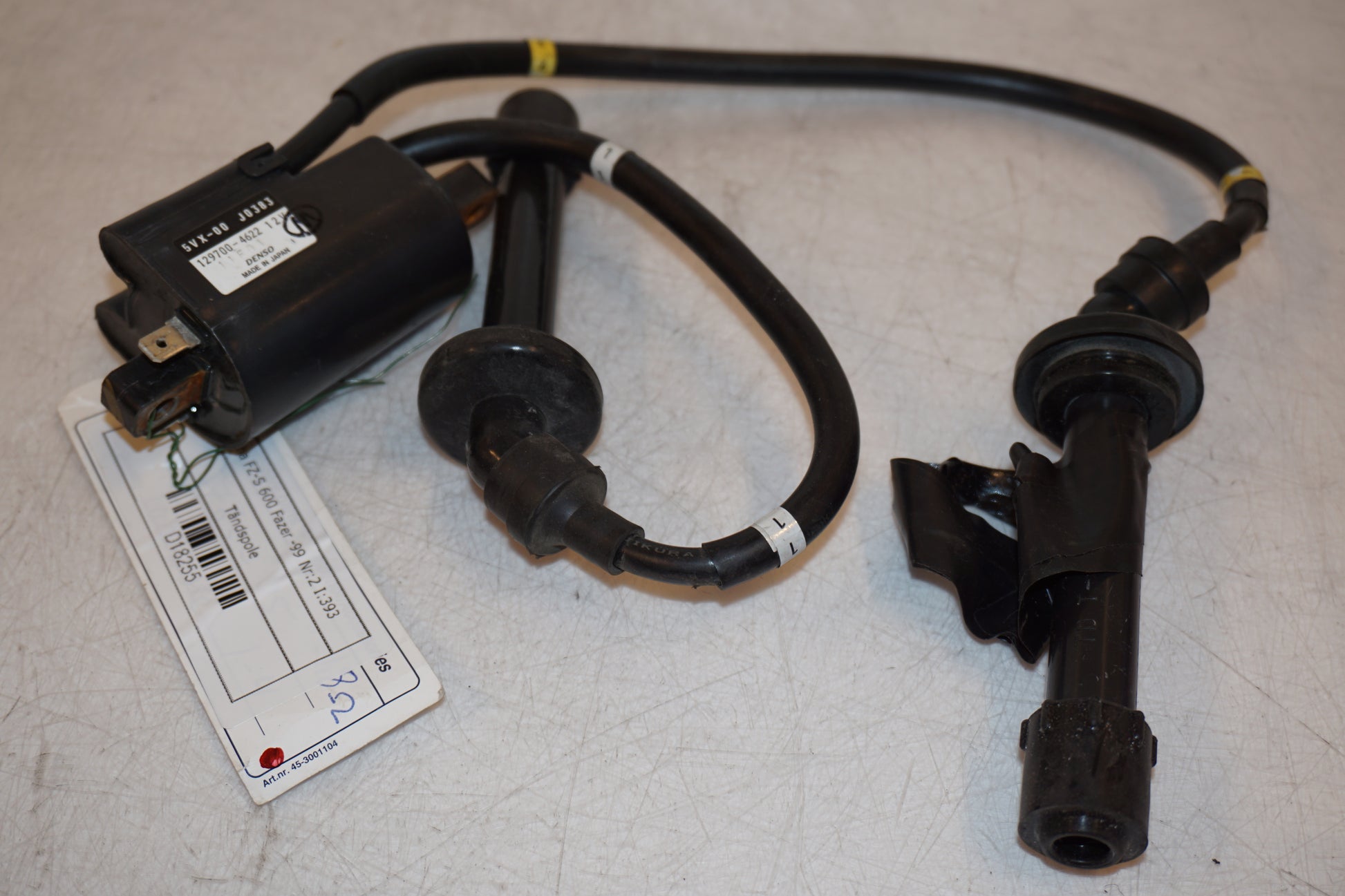 Framsidan på Tändspole från en Yamaha FZ-S 600 -1999 motorcykel.