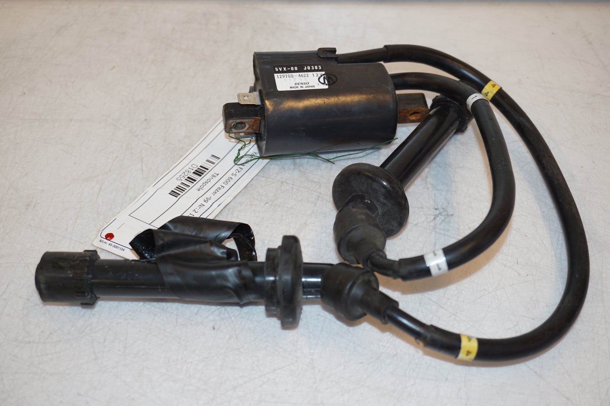 Vänster sida på Tändspole från en Yamaha FZ-S 600 -1999 motorcykel.