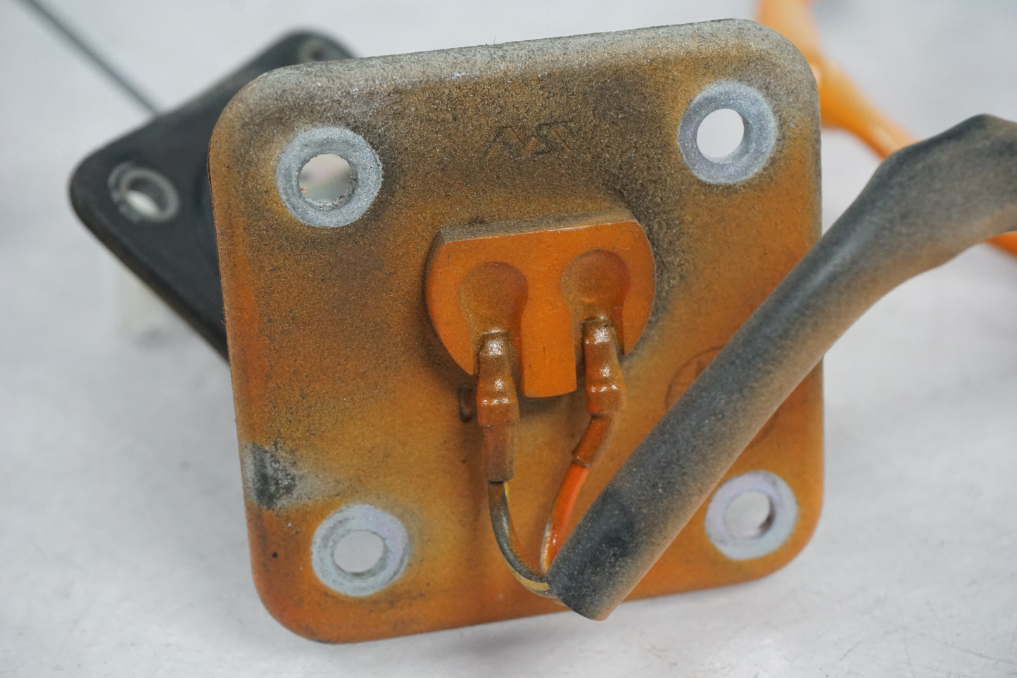 Baksidan på Bensintankgivare från en Kawasaki Z 750 -2008 motorcykel.