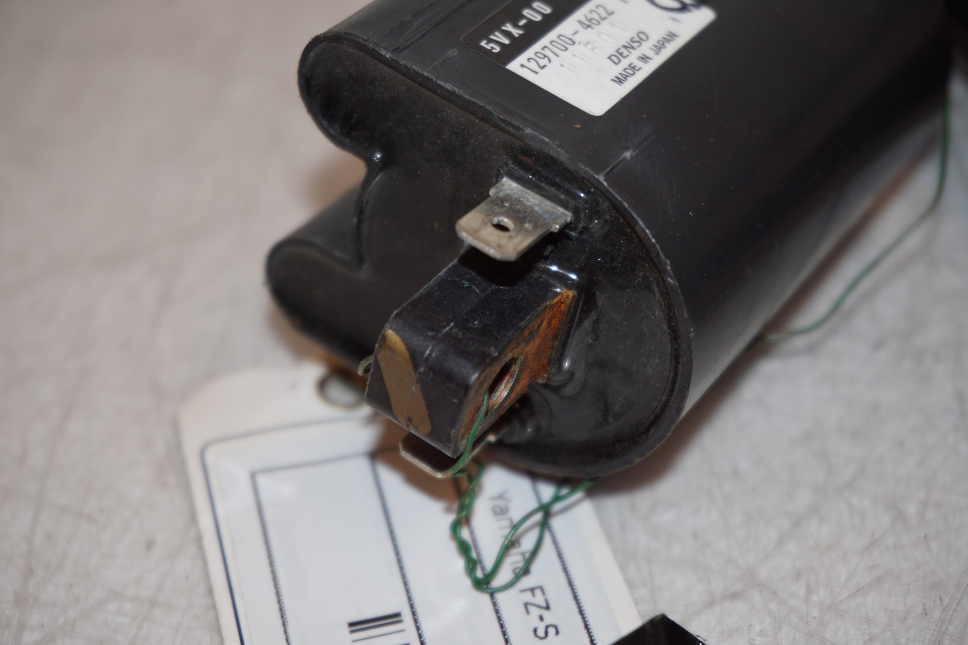 Snett uppifrån på Tändspole från en Yamaha FZ-S 600 -1999 motorcykel.