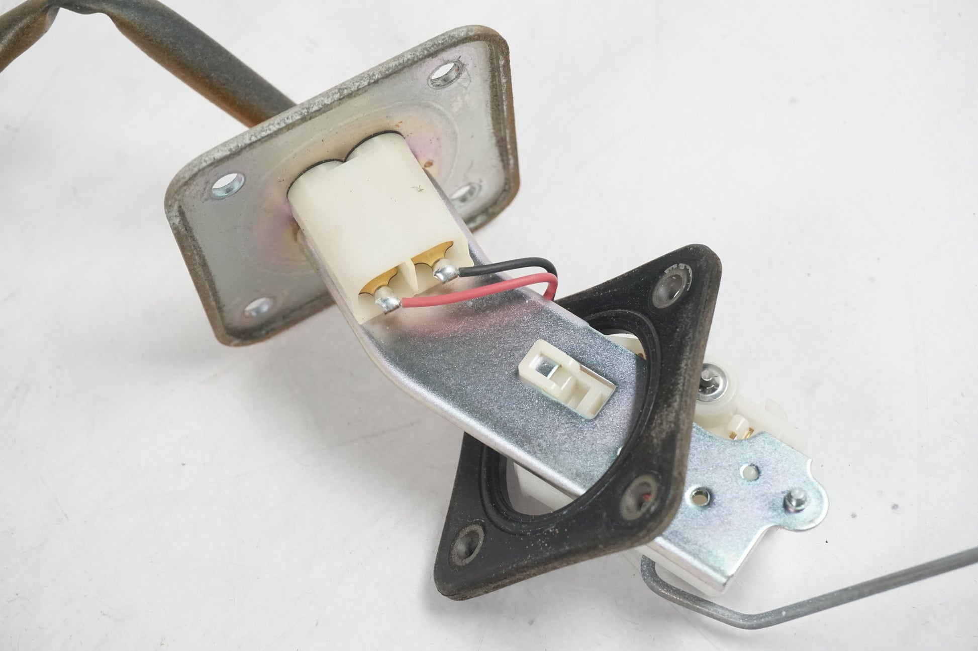 Höger sida på Bensintankgivare från en Kawasaki Z 750 -2008 motorcykel.