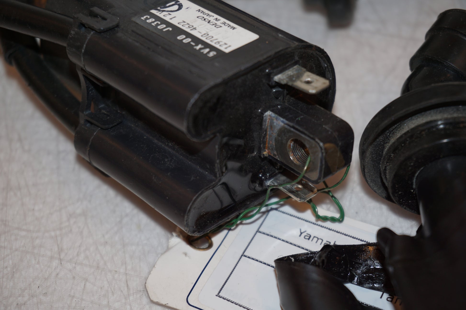 Snett nerifrån på Tändspole från en Yamaha FZ-S 600 -1999 motorcykel.