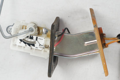 Snett uppifrån på Bensintankgivare från en Kawasaki Z 750 -2008 motorcykel.