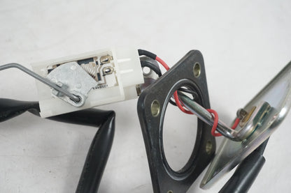 Höger sida på Bensintankgivare från en Kawasaki Z 800 -2014 motorcykel.