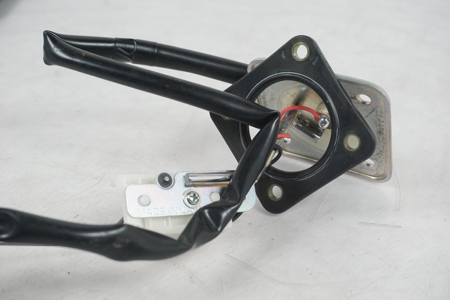 Snett uppifrån på Bensintankgivare från en Kawasaki Z 800 -2014 motorcykel.