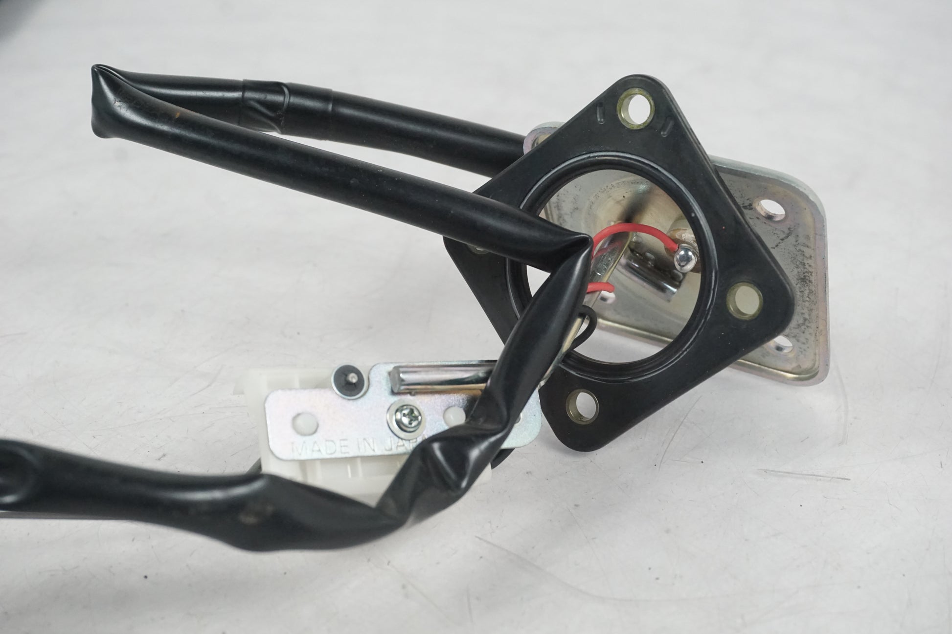 Snett uppifrån på Bensintankgivare från en Kawasaki Z 800 -2014 motorcykel.