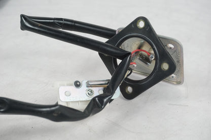 Snett uppifrån på Bensintankgivare från en Kawasaki Z 800 -2014 motorcykel.