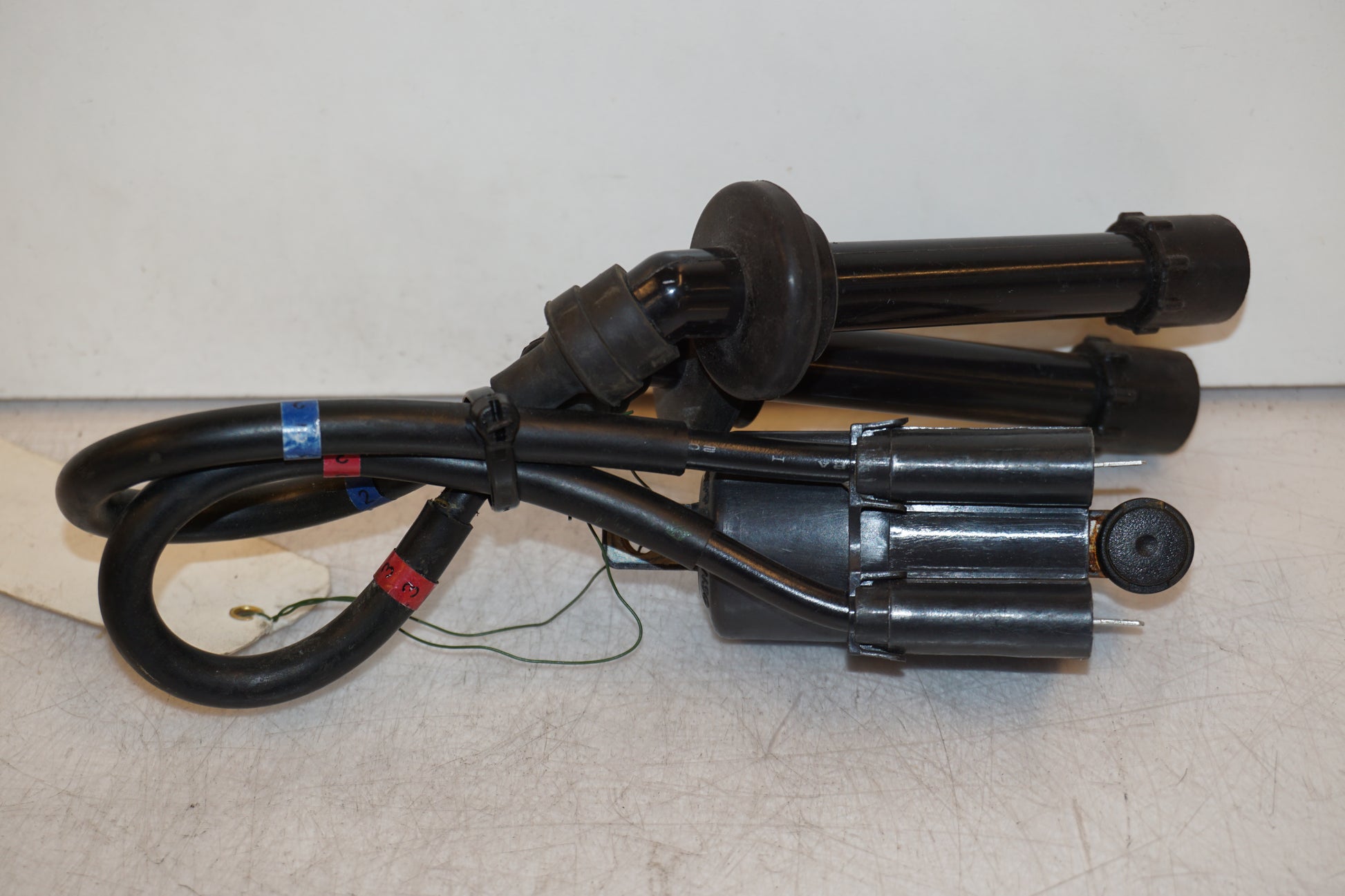 Vänster sida på Tändspole från en Yamaha FZ-6 -2008 motorcykel.