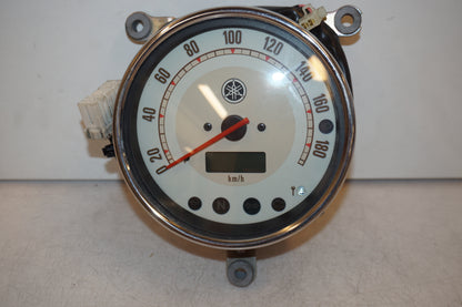 Framsidan på Hastighetsmätare från en Yamaha XVS 1100 -2006 motorcykel.