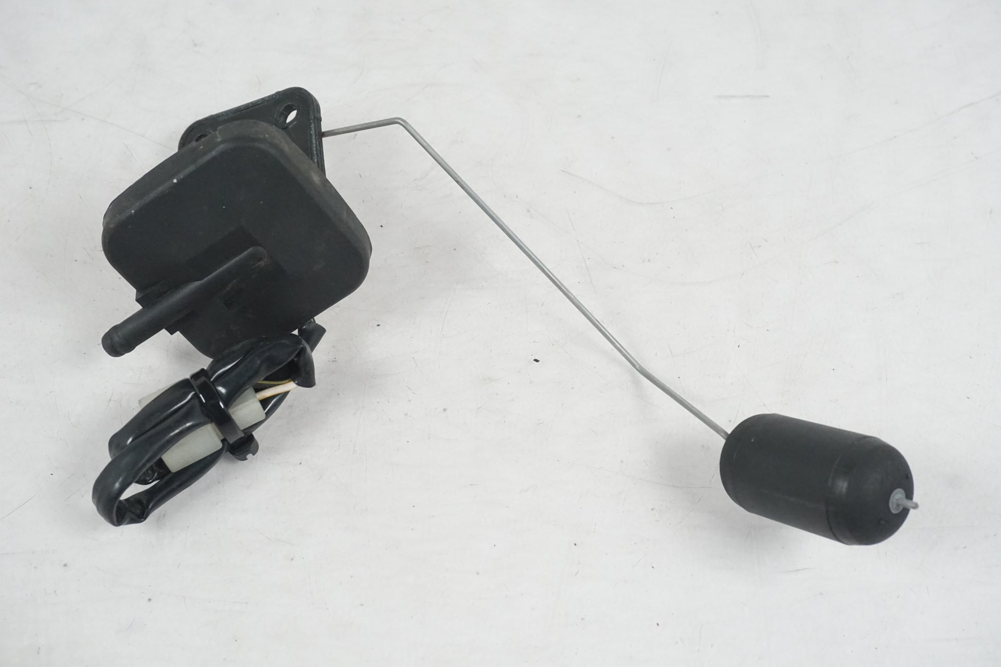 Framsidan på Bensintankgivare från en Kawasaki VN 750 -1994 motorcykel.