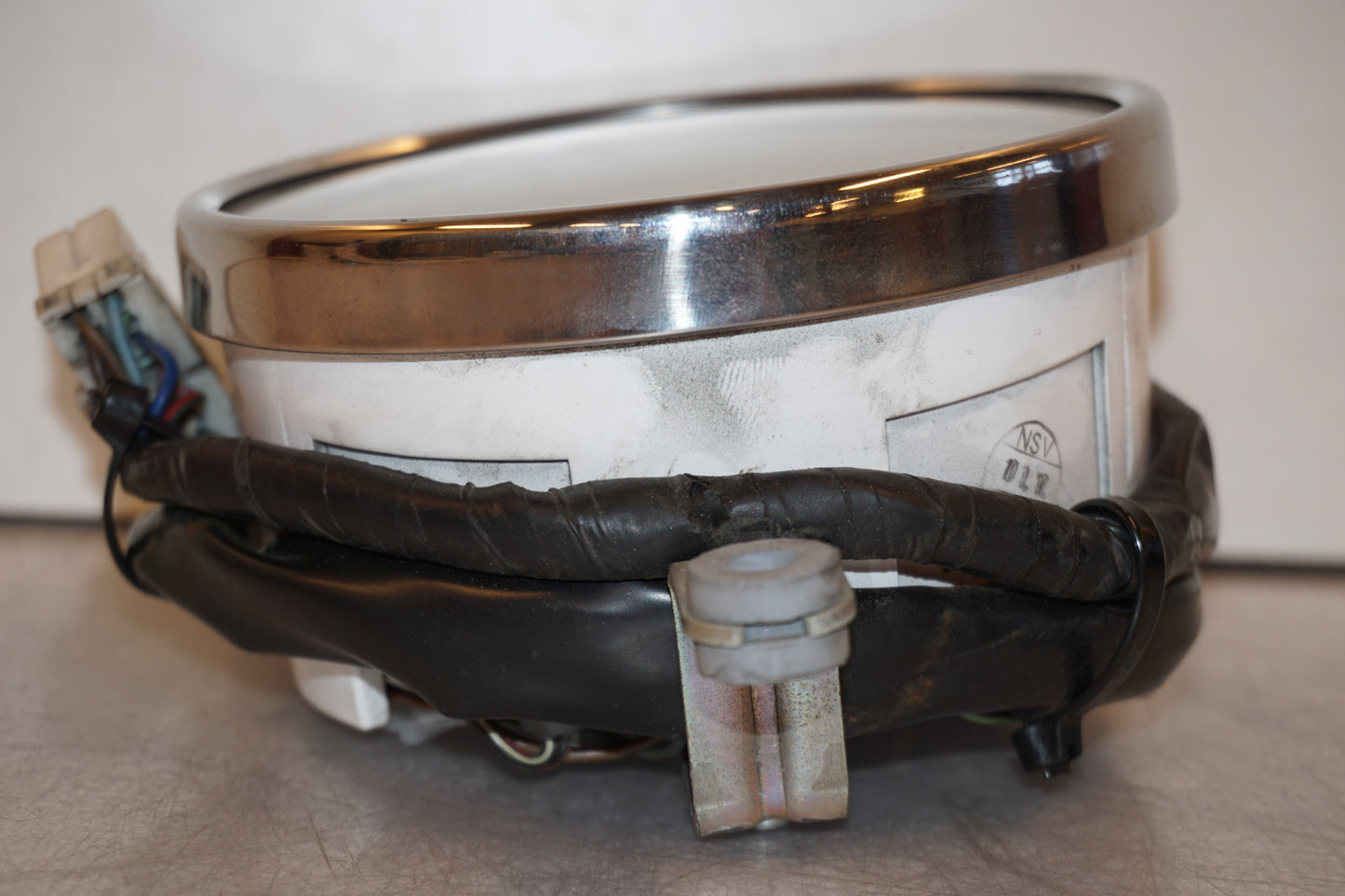 Baksidan på Hastighetsmätare från en Yamaha XVS 1100 -2006 motorcykel.