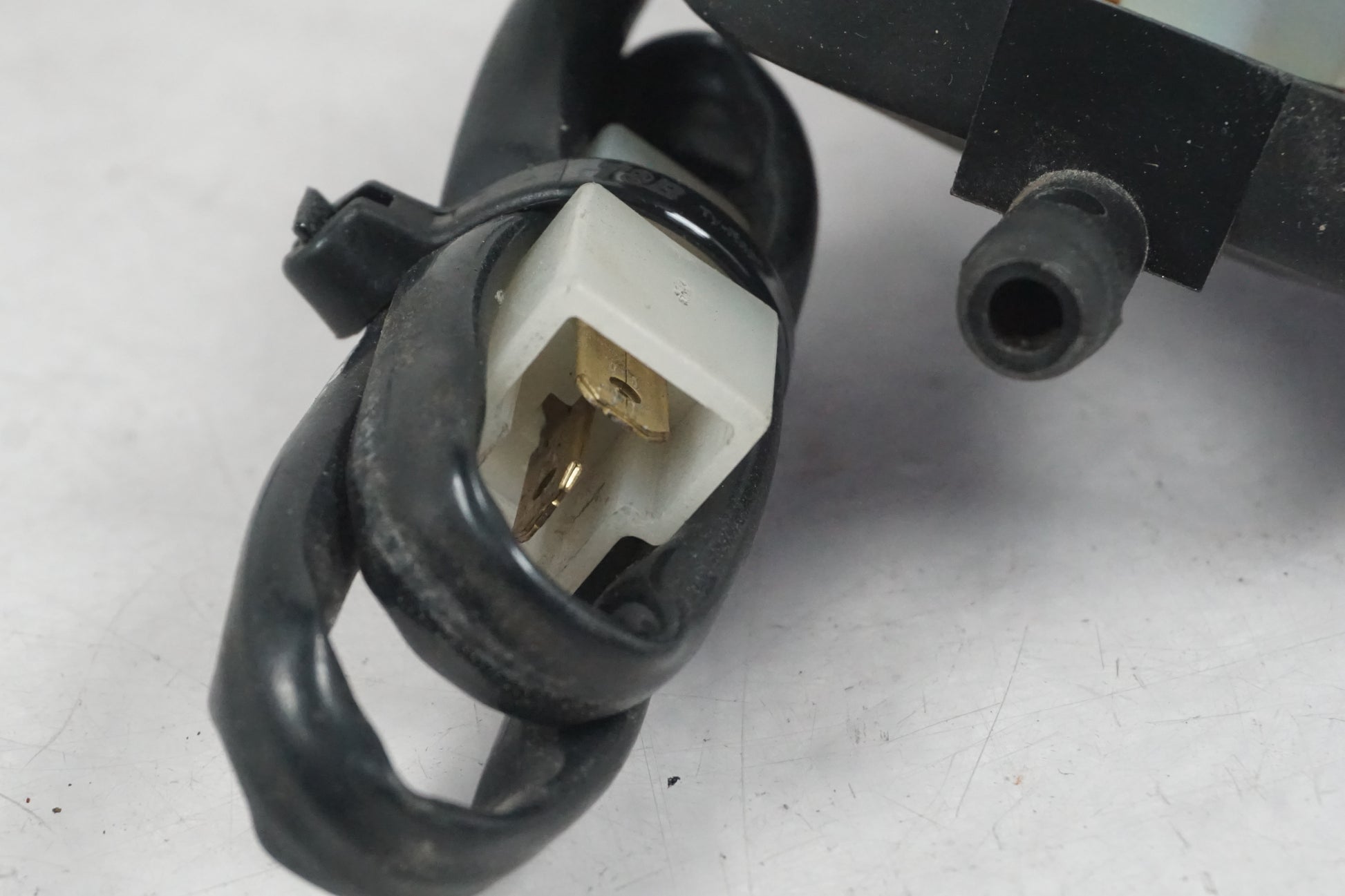 Vänster sida på Bensintankgivare från en Kawasaki VN 750 -1994 motorcykel.