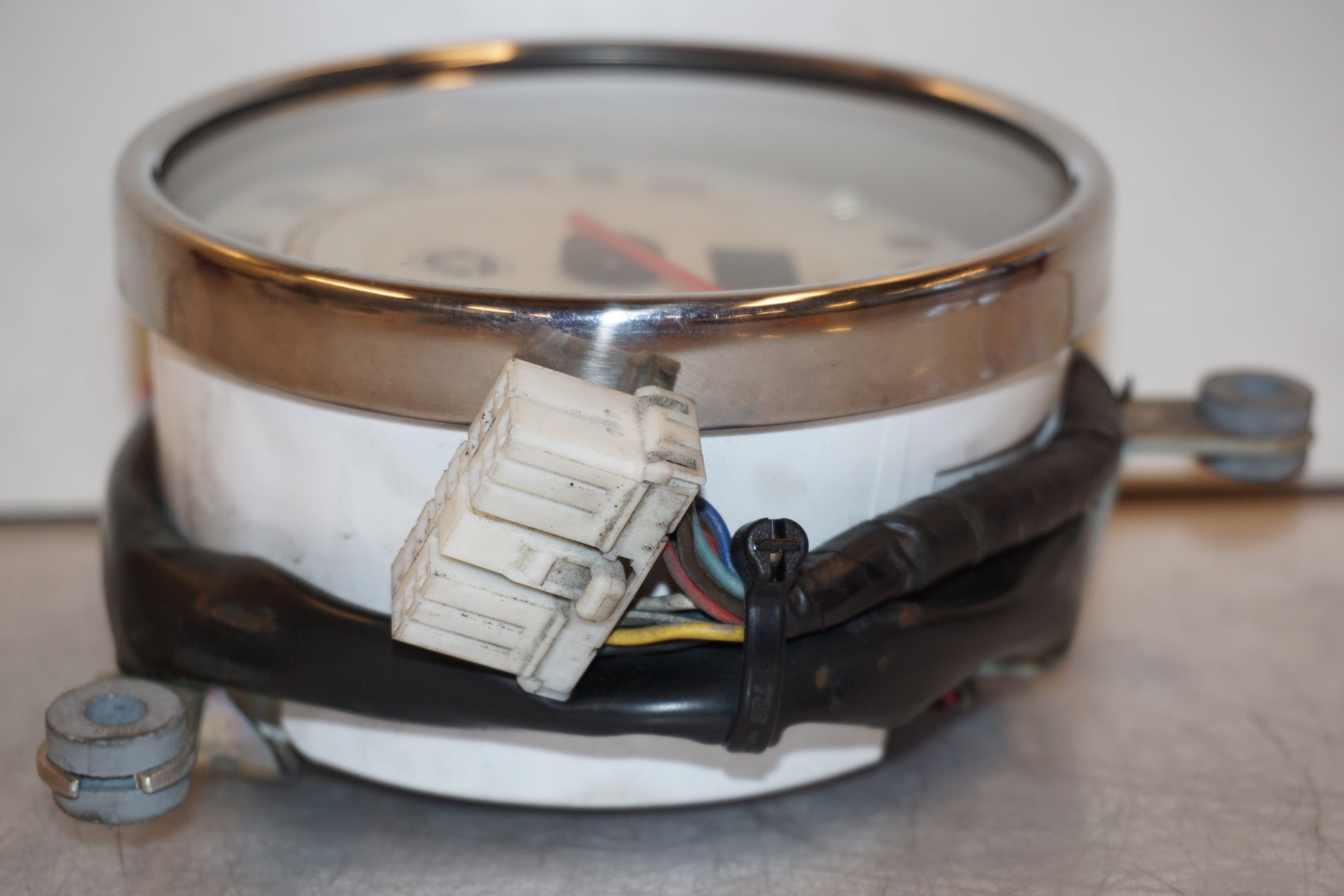 Snett uppifrån på Hastighetsmätare från en Yamaha XVS 1100 -2006 motorcykel.