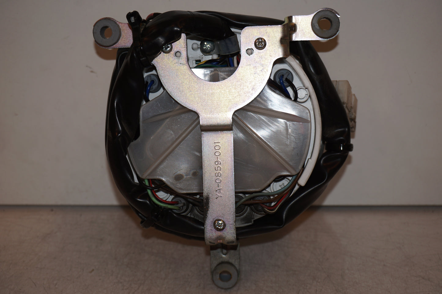 Snett nerifrån på Hastighetsmätare från en Yamaha XVS 1100 -2006 motorcykel.