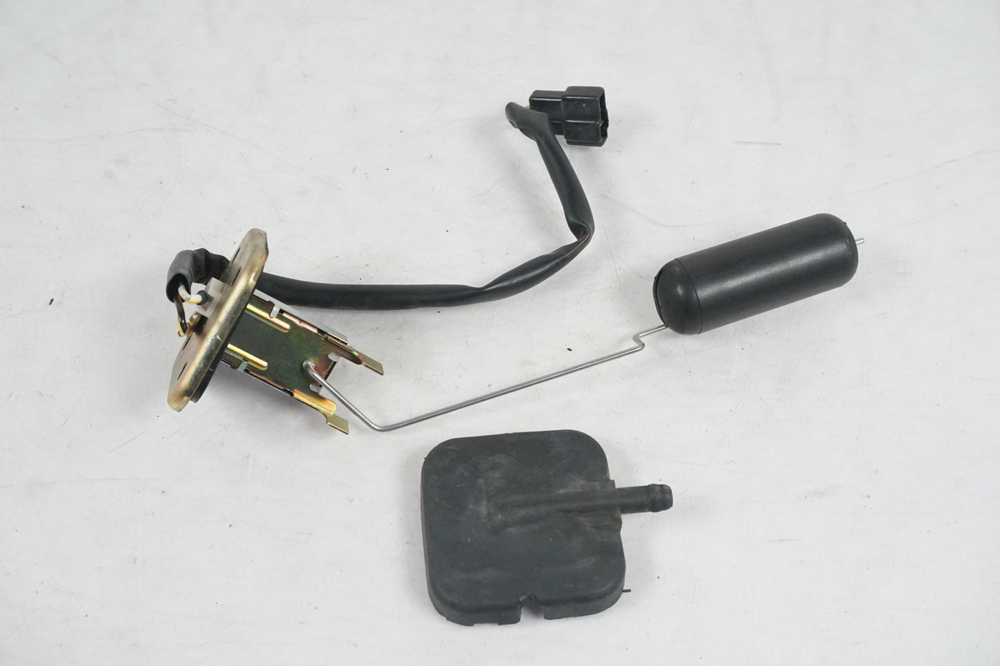 Framsidan på Bensintankgivare från en Kawasaki ZR-7 -2002 motorcykel.