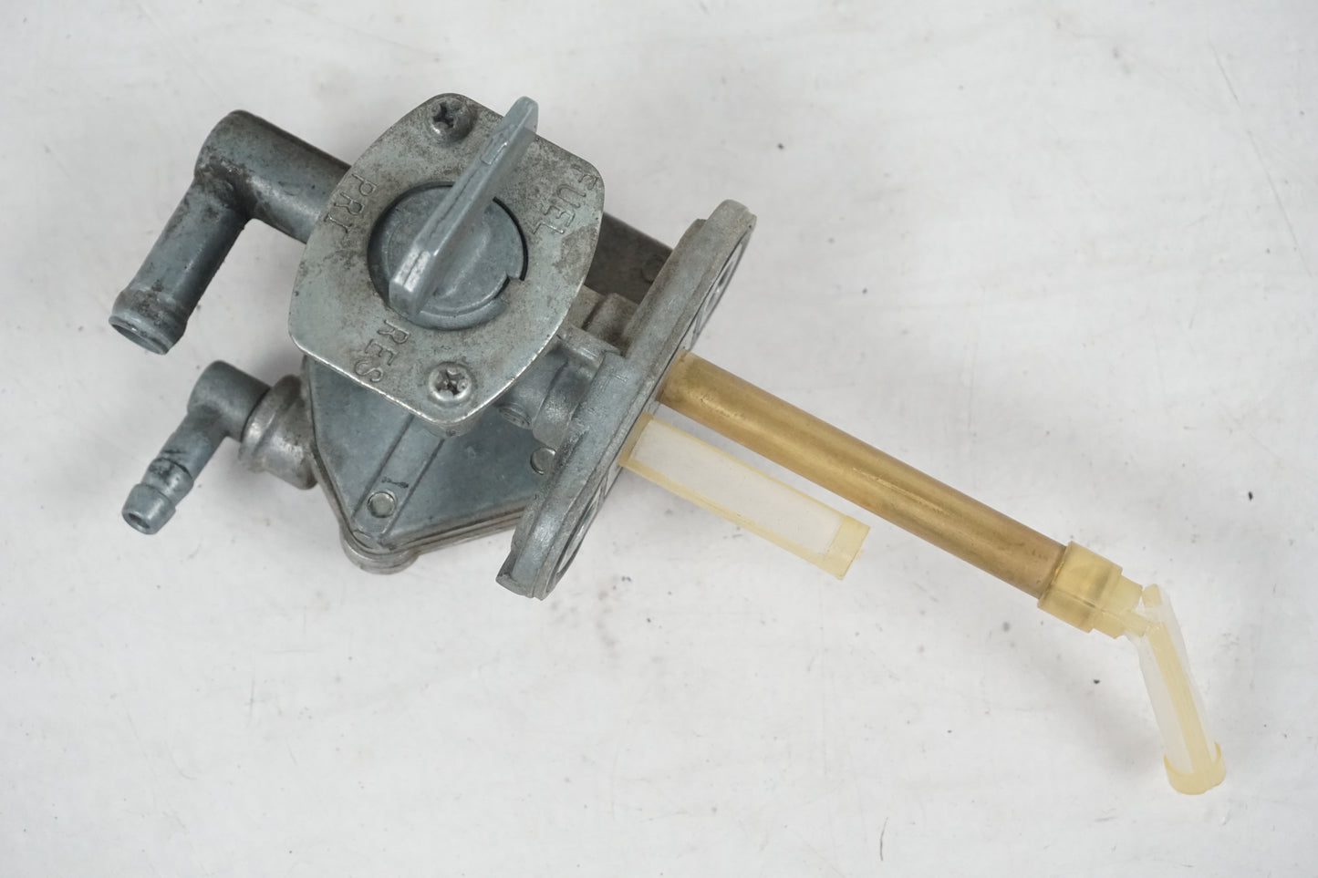 Framsidan på Bensinkran från en Suzuki DR 650 -1998 motorcykel.