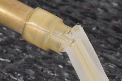 Höger sida på Bensinkran från en Suzuki DR 650 -1998 motorcykel.