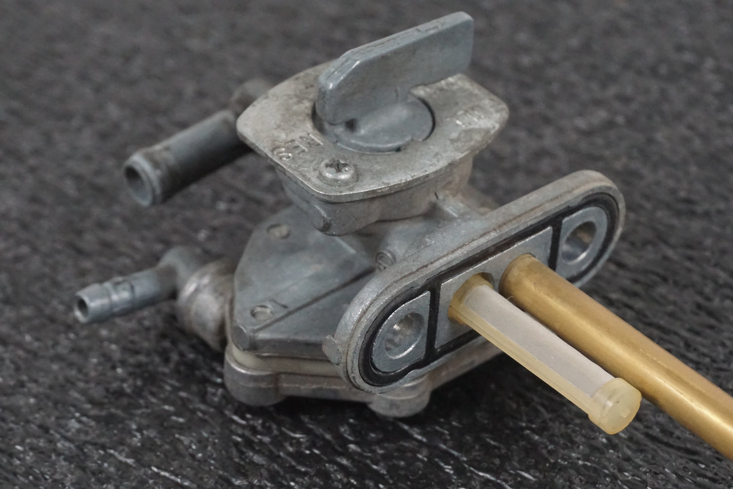 Vänster sida på Bensinkran från en Suzuki DR 650 -1998 motorcykel.