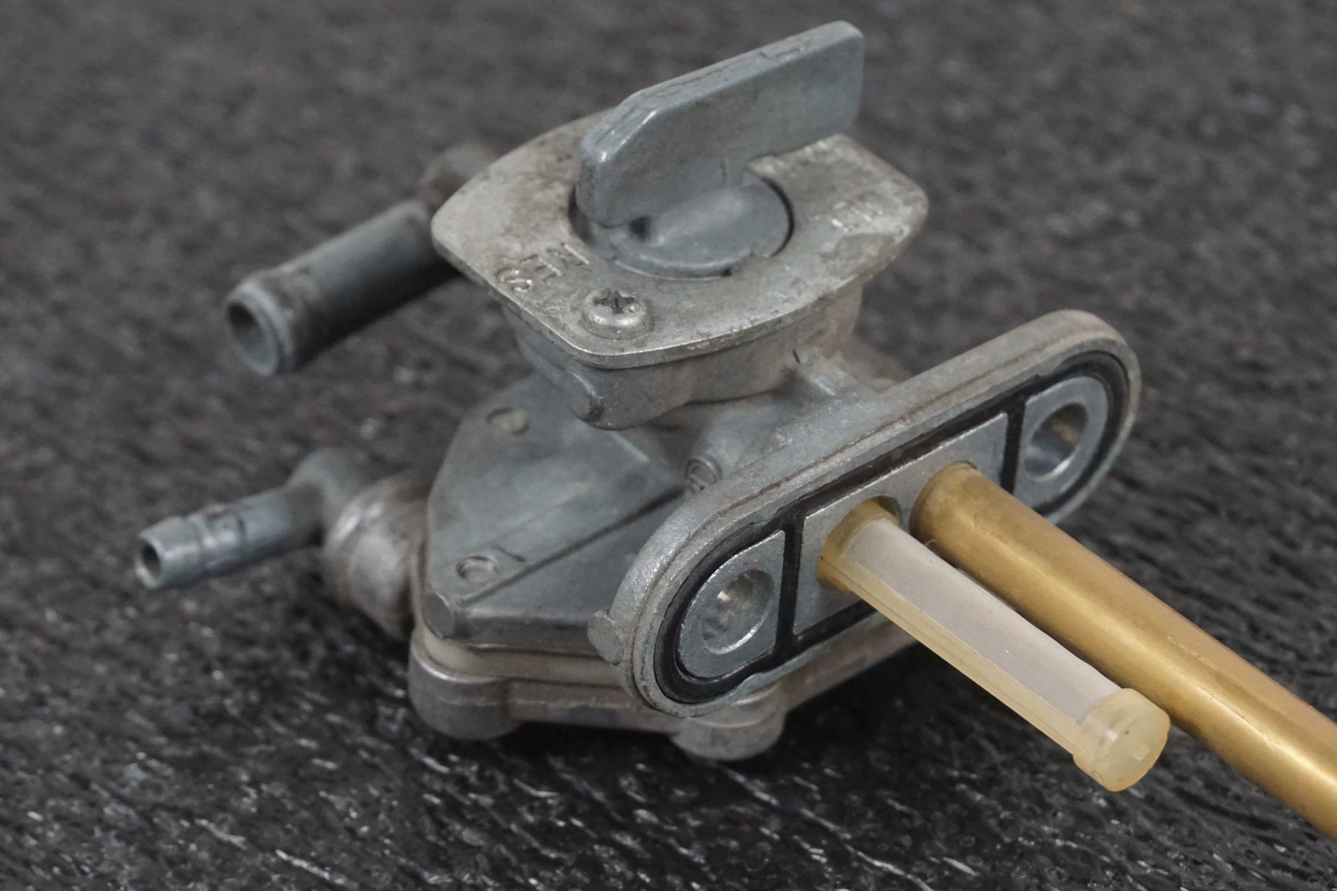 Vänster sida på Bensinkran från en Suzuki DR 650 -1998 motorcykel.