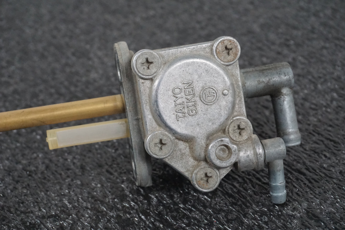 Snett nerifrån på Bensinkran från en Suzuki DR 650 -1998 motorcykel.