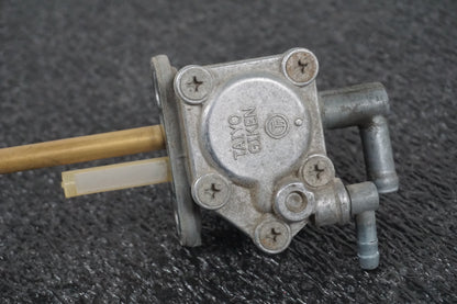 Snett nerifrån på Bensinkran från en Suzuki DR 650 -1998 motorcykel.