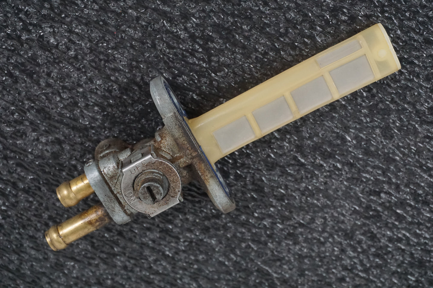 Framsidan på Bensinkran från en Suzuki GS 500 -2004 motorcykel.