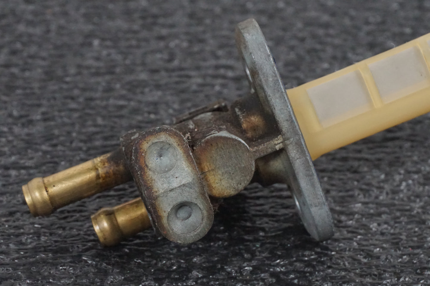 Höger sida på Bensinkran från en Suzuki GS 500 -2004 motorcykel.