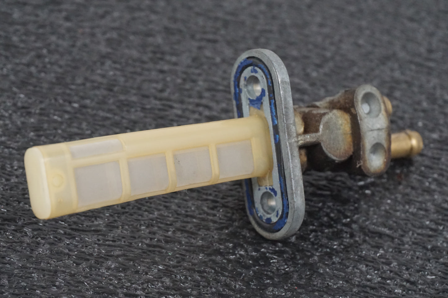 Vänster sida på Bensinkran från en Suzuki GS 500 -2004 motorcykel.