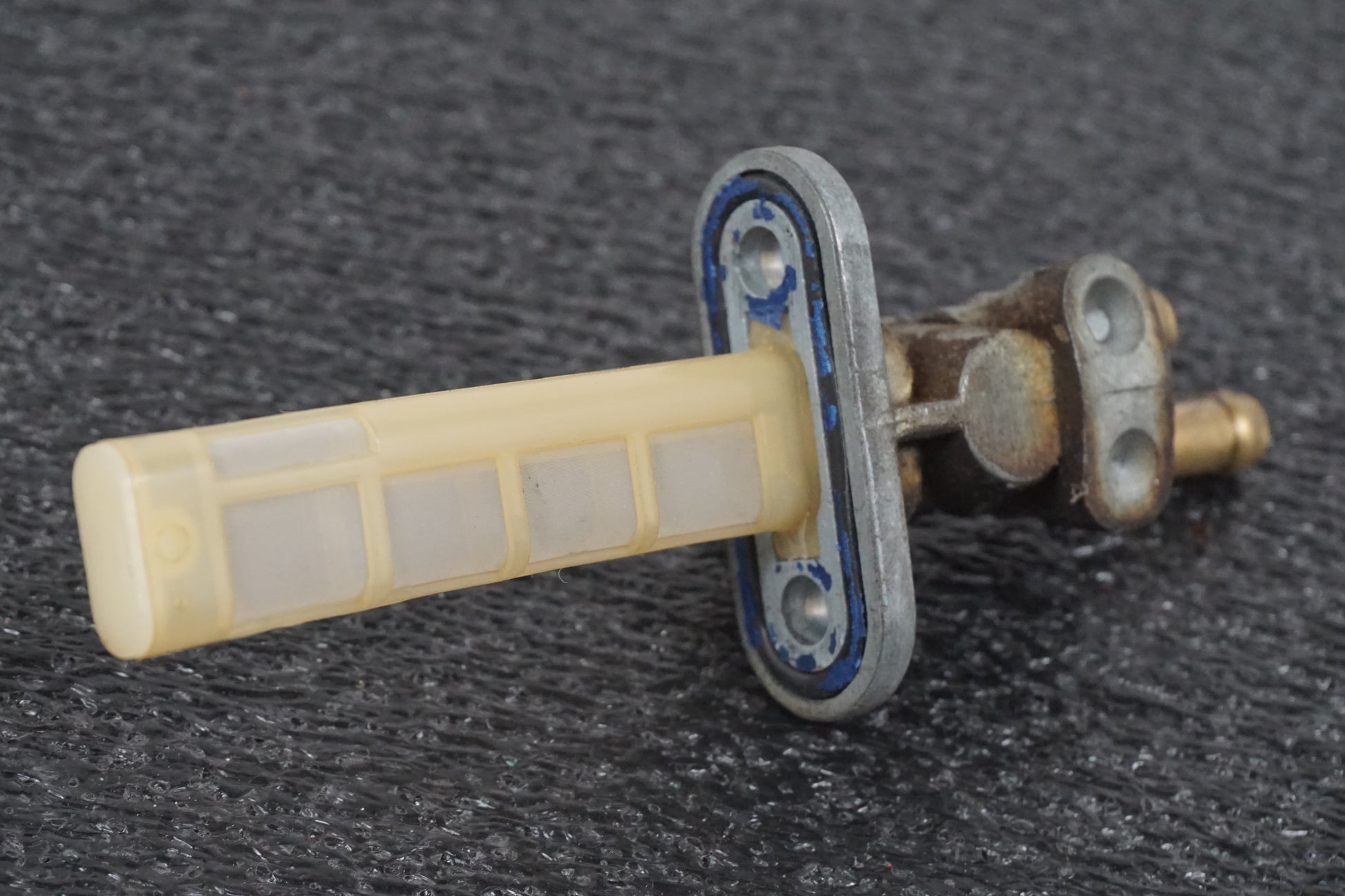 Vänster sida på Bensinkran från en Suzuki GS 500 -2004 motorcykel.