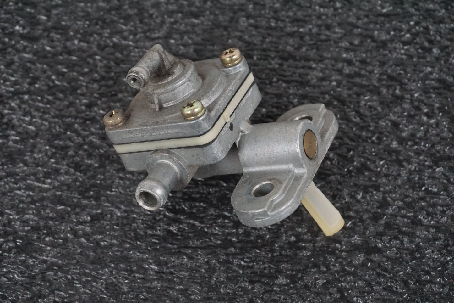 Framsidan på Bensinkran från en Suzuki VL 800 -2001 motorcykel.