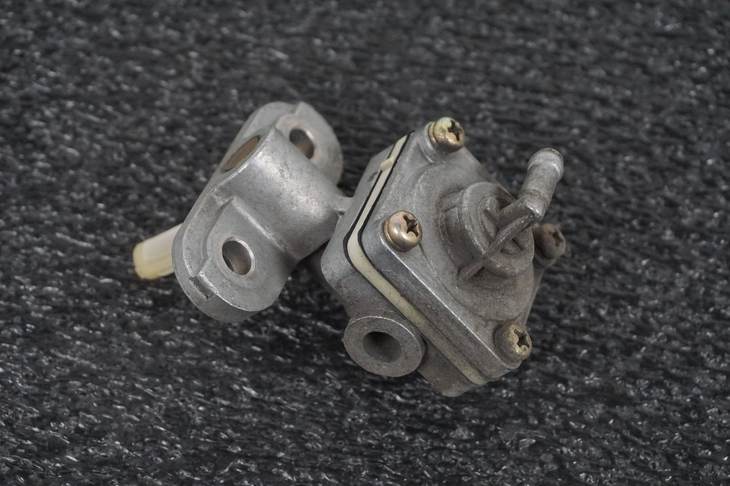 Baksidan på Bensinkran från en Suzuki VL 800 -2001 motorcykel.