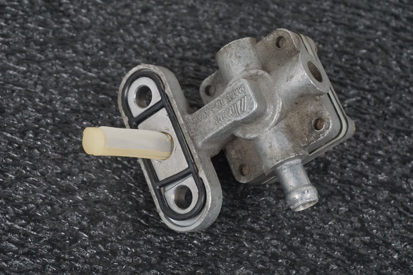 Höger sida på Bensinkran från en Suzuki VL 800 -2001 motorcykel.