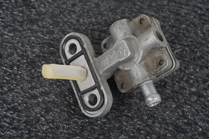 Höger sida på Bensinkran från en Suzuki VL 800 -2001 motorcykel.