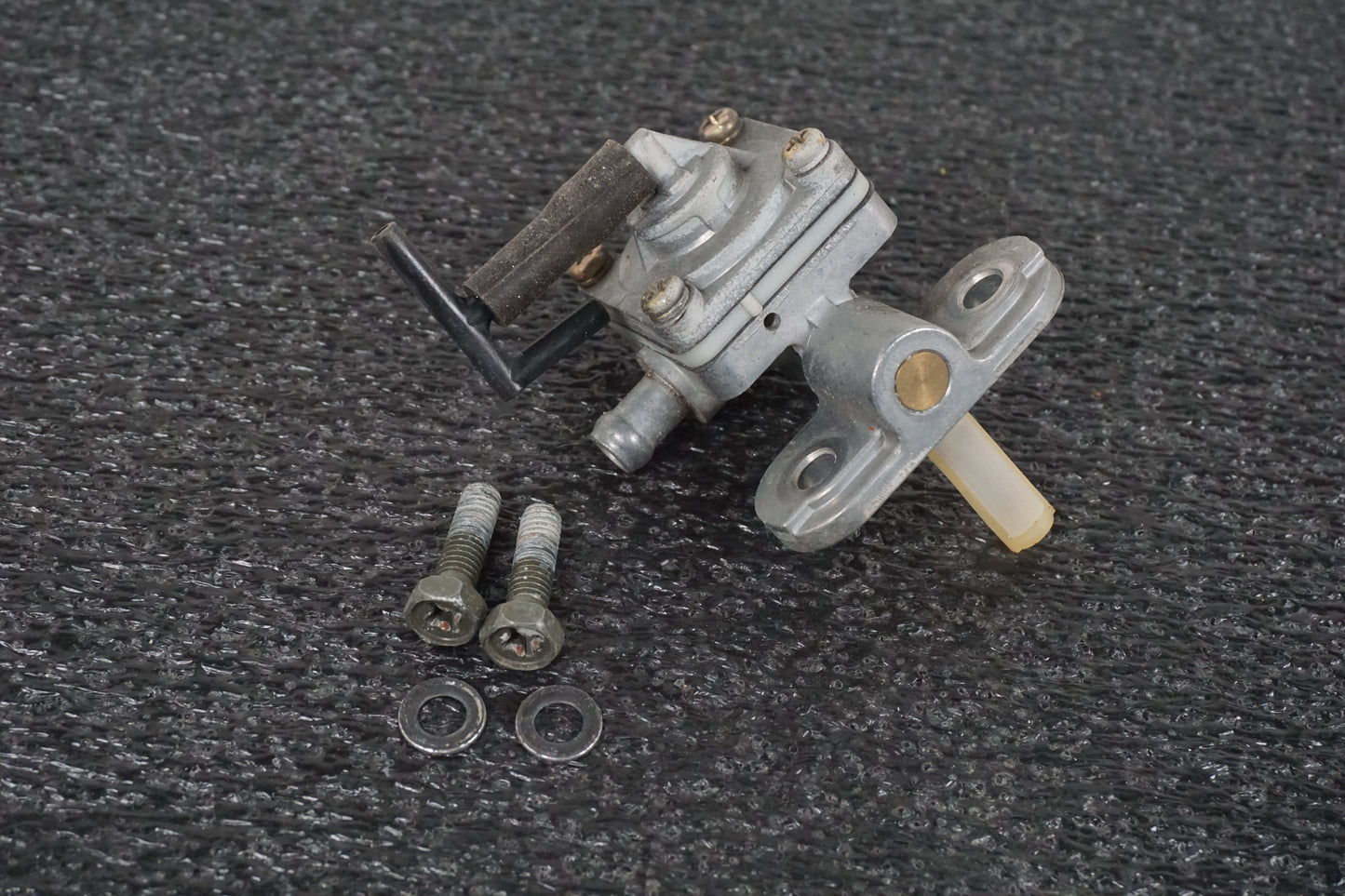 Framsidan på Bensinkran från en Suzuki VL 800 -2003 motorcykel.