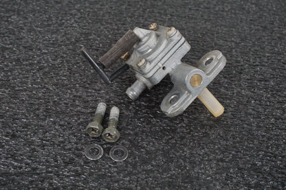 Framsidan på Bensinkran från en Suzuki VL 800 -2003 motorcykel.