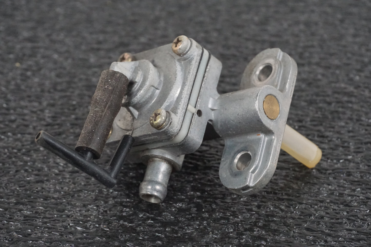 Höger sida på Bensinkran från en Suzuki VL 800 -2003 motorcykel.