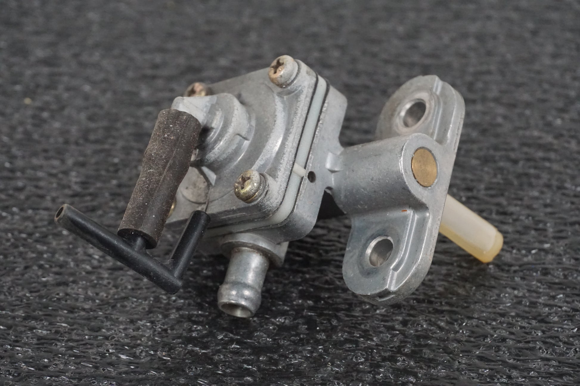 Höger sida på Bensinkran från en Suzuki VL 800 -2003 motorcykel.