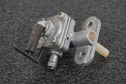 Höger sida på Bensinkran från en Suzuki VL 800 -2003 motorcykel.