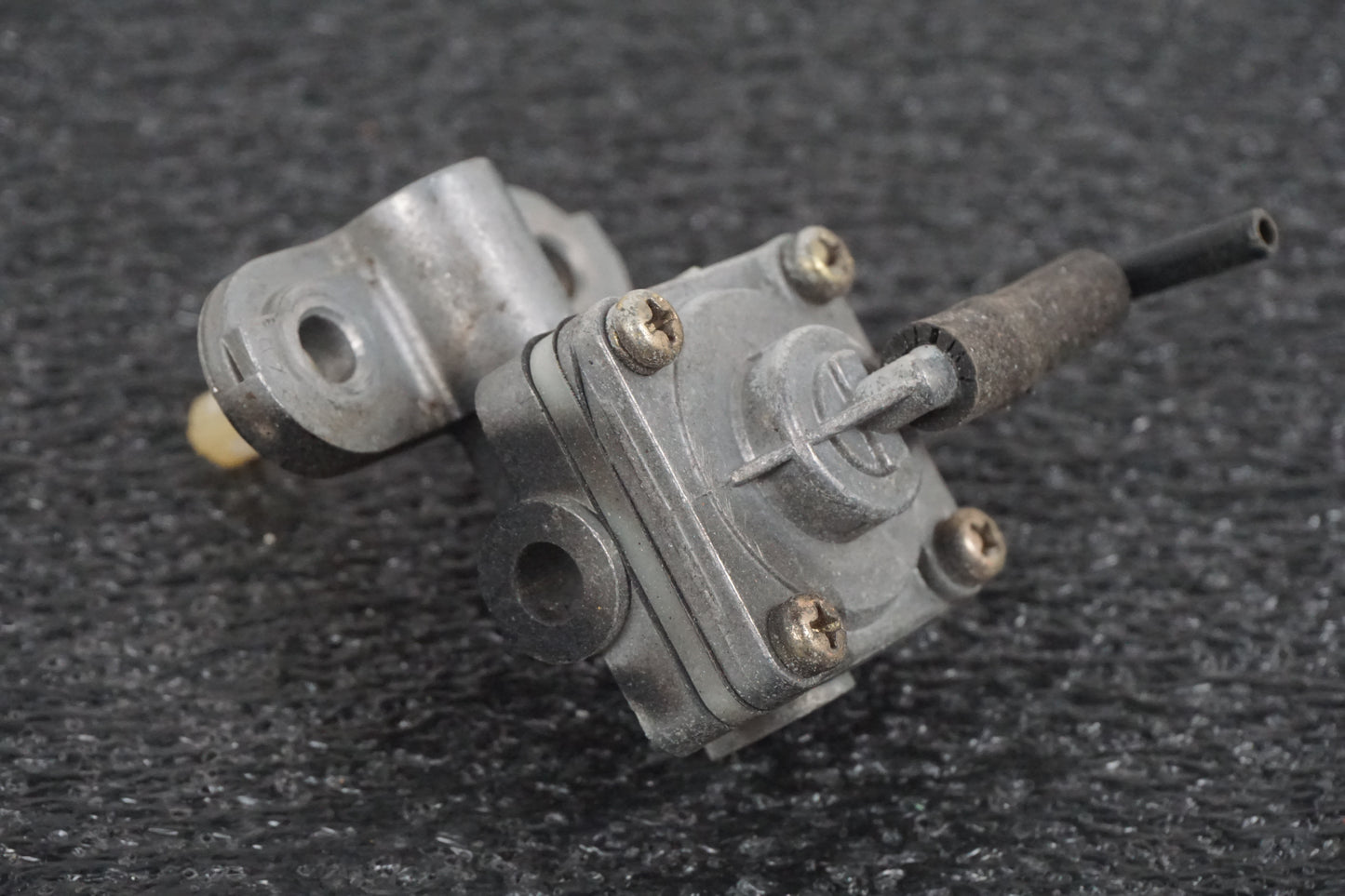 Vänster sida på Bensinkran från en Suzuki VL 800 -2003 motorcykel.