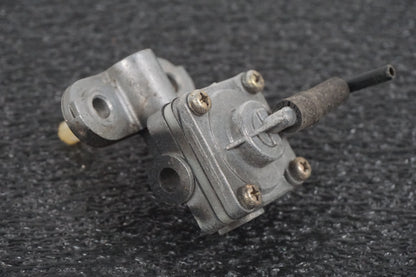 Vänster sida på Bensinkran från en Suzuki VL 800 -2003 motorcykel.