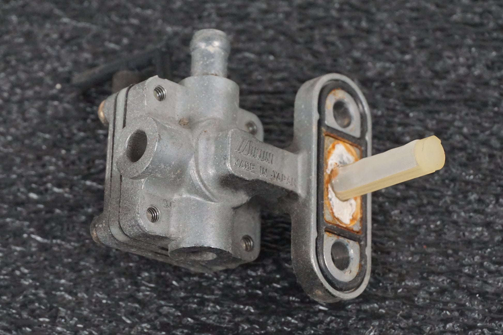 Snett nerifrån på Bensinkran från en Suzuki VL 800 -2003 motorcykel.