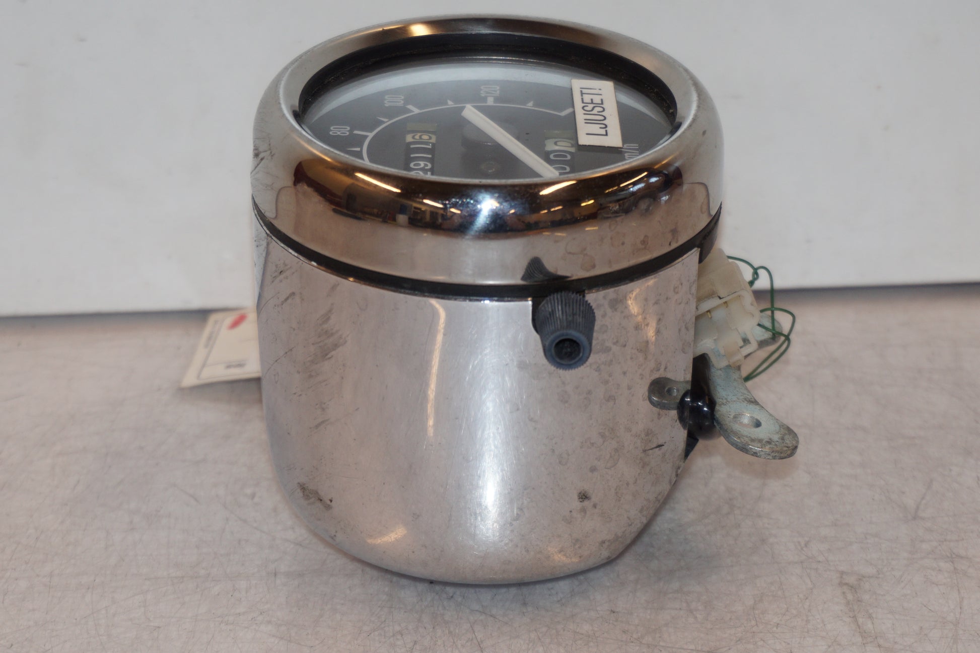 Snett uppifrån på Hastighetsmätare från en Yamaha XV 125 -1998 motorcykel.