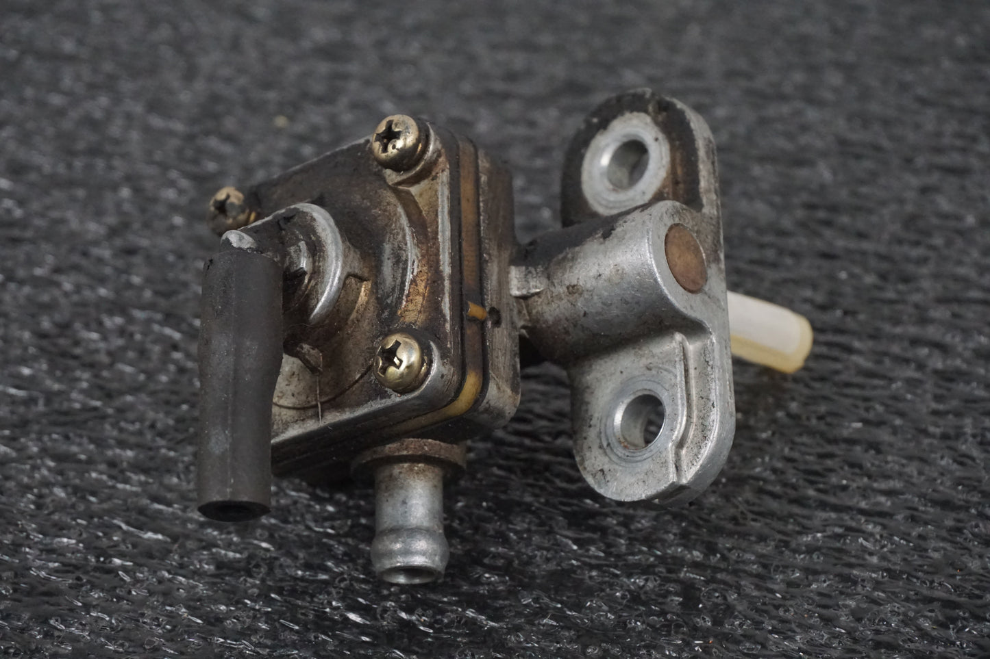 Framsidan på Bensinkran från en Suzuki VL 800 -2004 motorcykel.