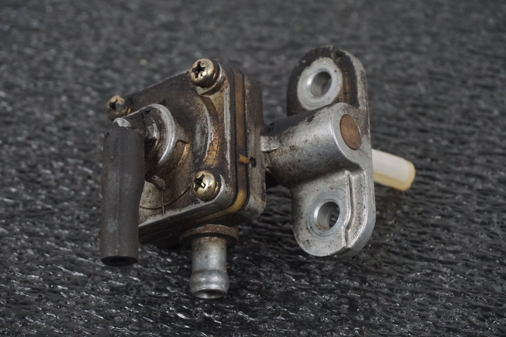 Framsidan på Bensinkran från en Suzuki VL 800 -2004 motorcykel.