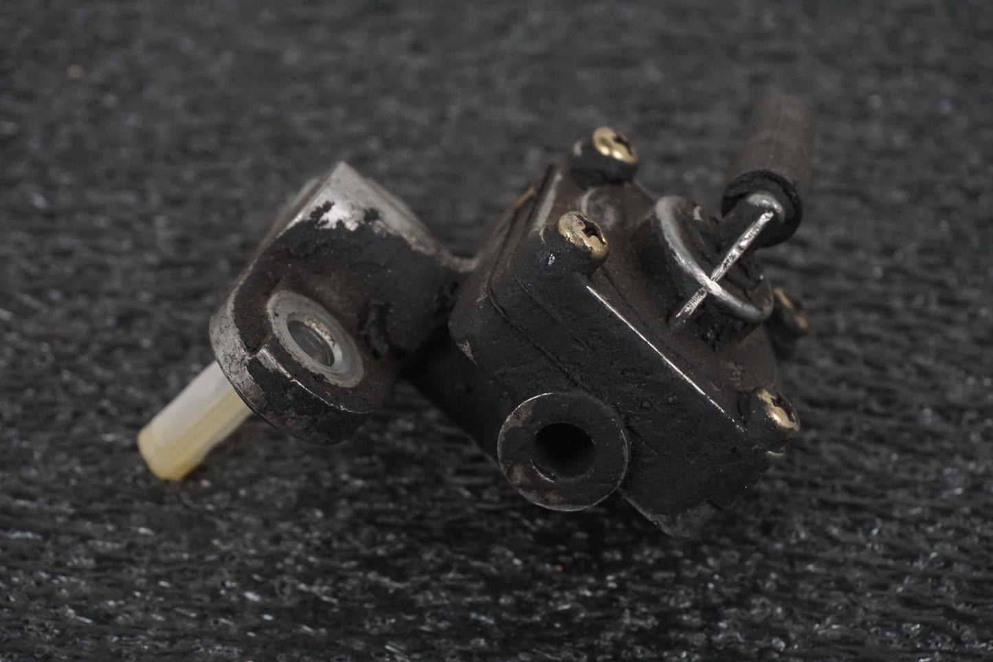 Baksidan på Bensinkran från en Suzuki VL 800 -2004 motorcykel.