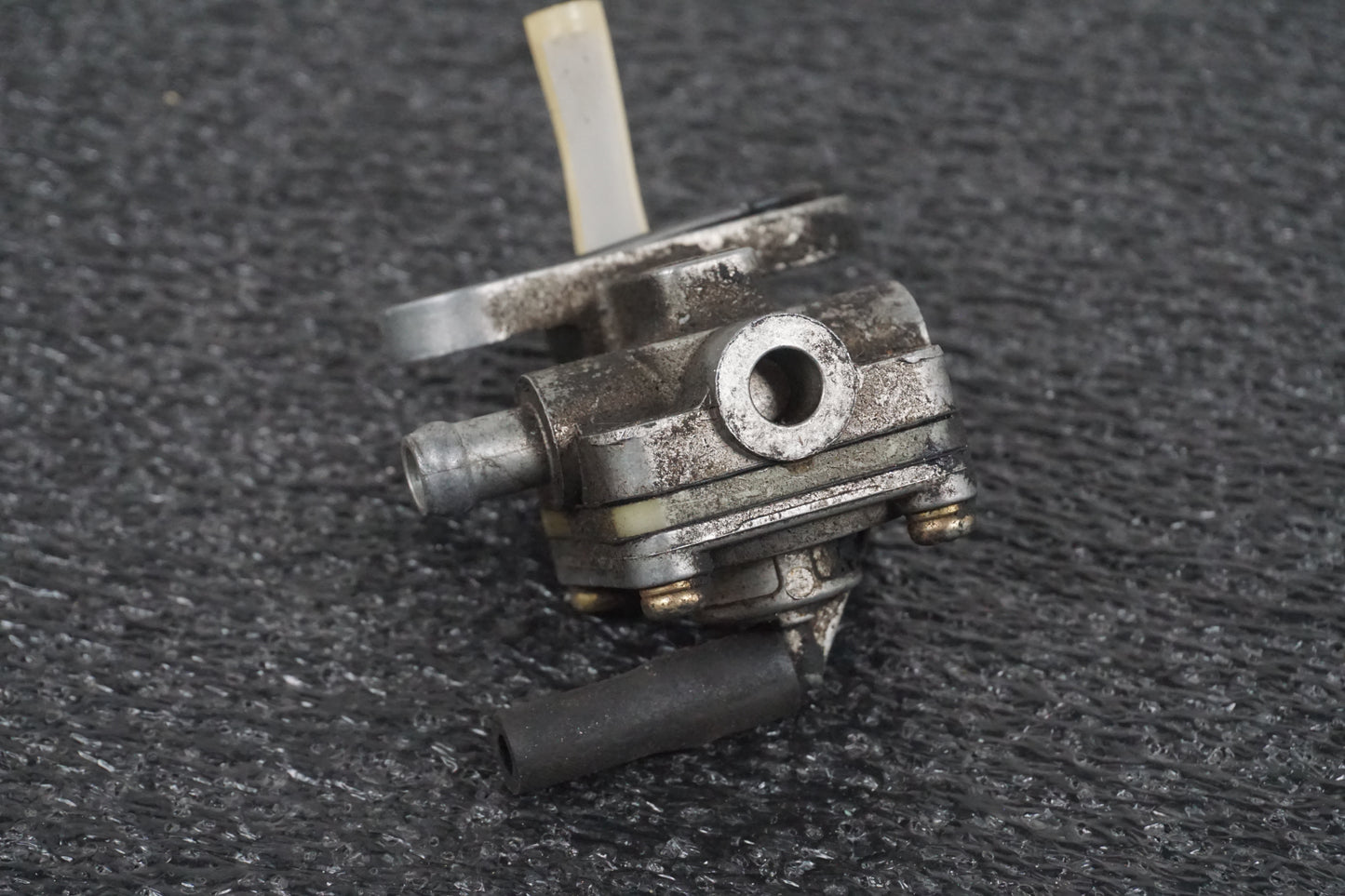 Höger sida på Bensinkran från en Suzuki VL 800 -2004 motorcykel.