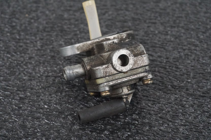 Höger sida på Bensinkran från en Suzuki VL 800 -2004 motorcykel.