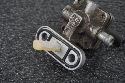 Vänster sida på Bensinkran från en Suzuki VL 800 -2004 motorcykel.