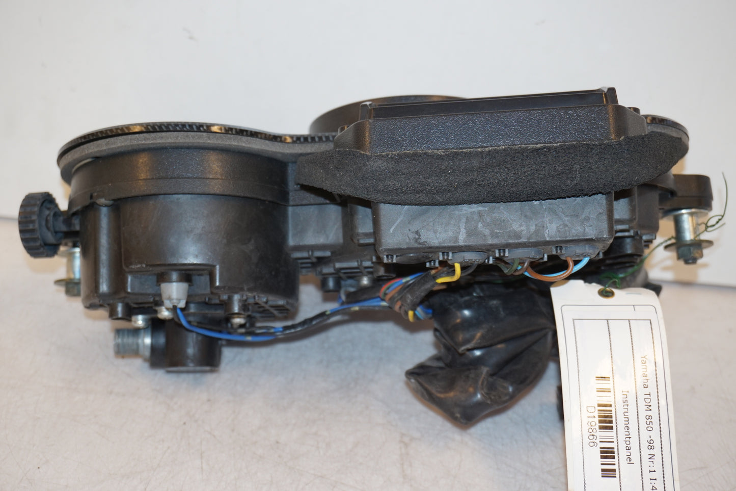 Baksidan på Instrumentpanel från en Yamaha TDM 850 -1998 motorcykel.
